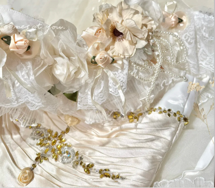 Retro White Satin Lace Layered Long Wedding Dress Formal Bridal Gowns With Flowers D2038