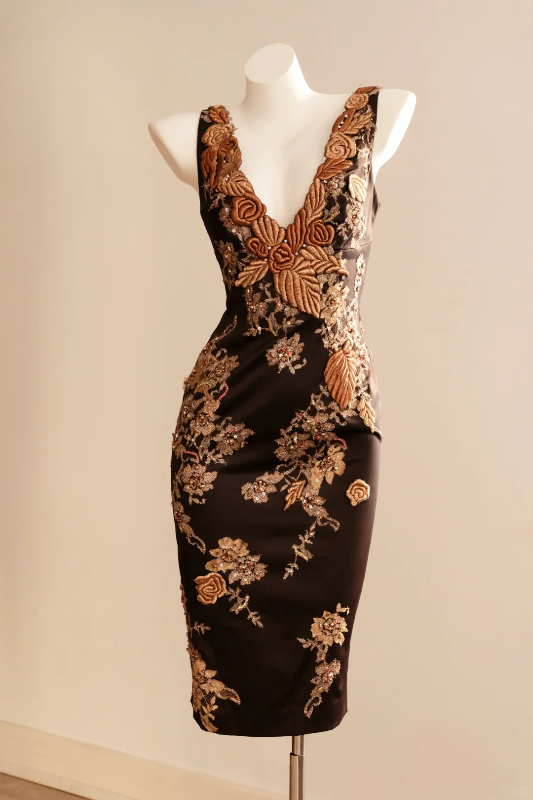 Vintage Black V Neck Satin Embroidery Beaded Sheath Knee-length Evening Dress Spaghetti Straps Sleeveless Birthday Dress D2731