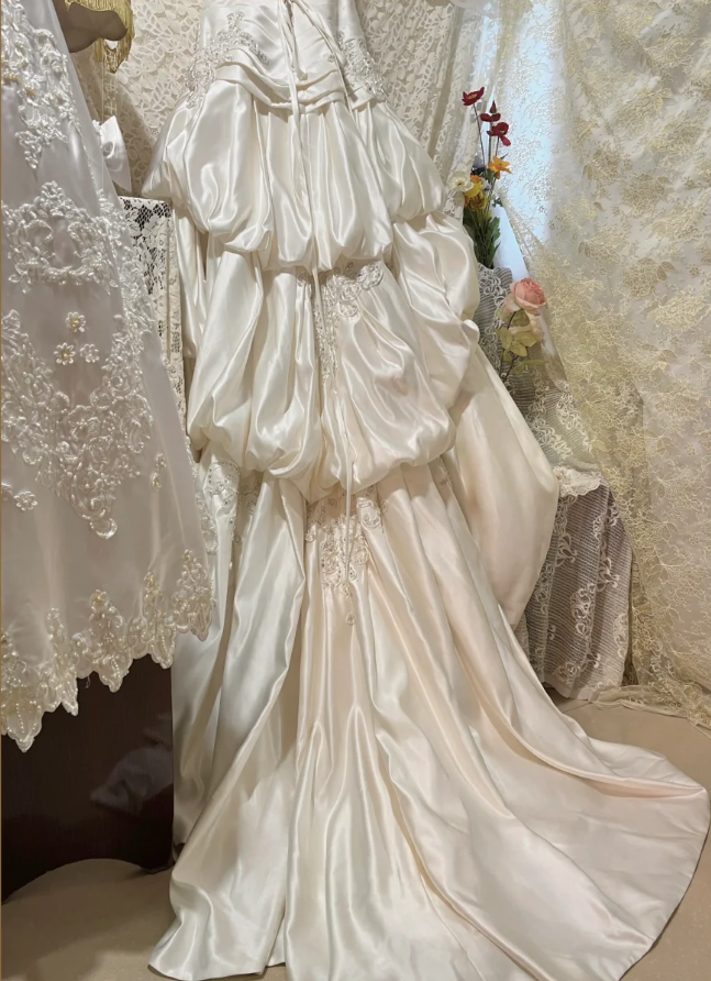 Vintage Strapless Ivory Satin Pleated Lace Appliques Mermaid Long Wedding Dress Formal Bridal Gown D2031