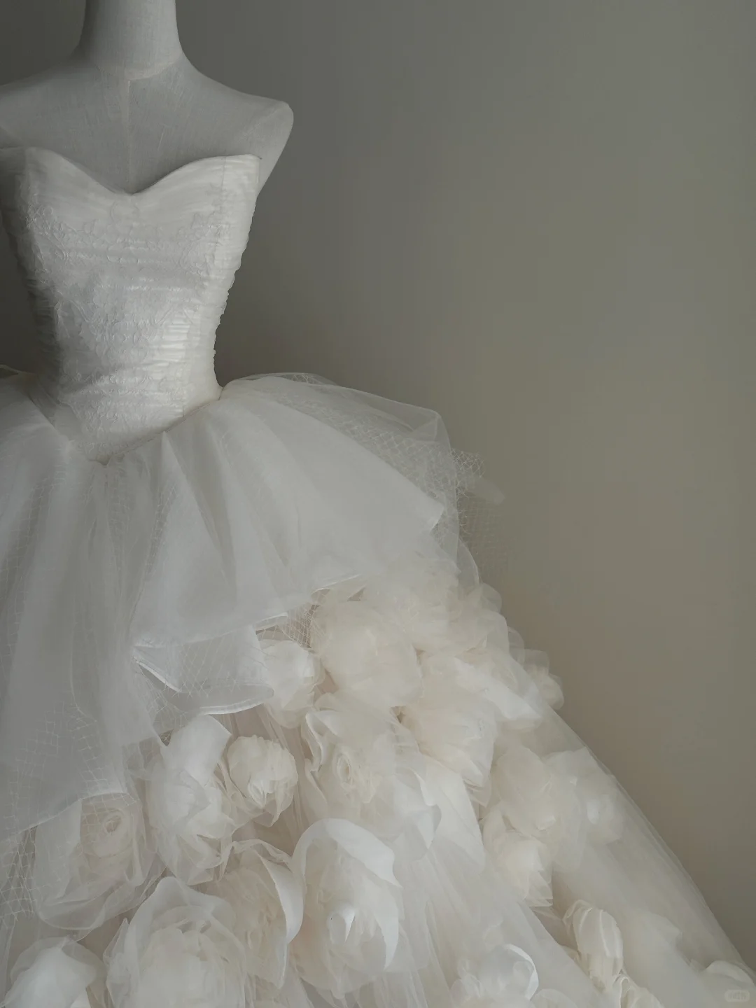 Glamorous Strapless White Lace Tulle Pleated Floral Wedding Dress Long Bridal Dress D3085