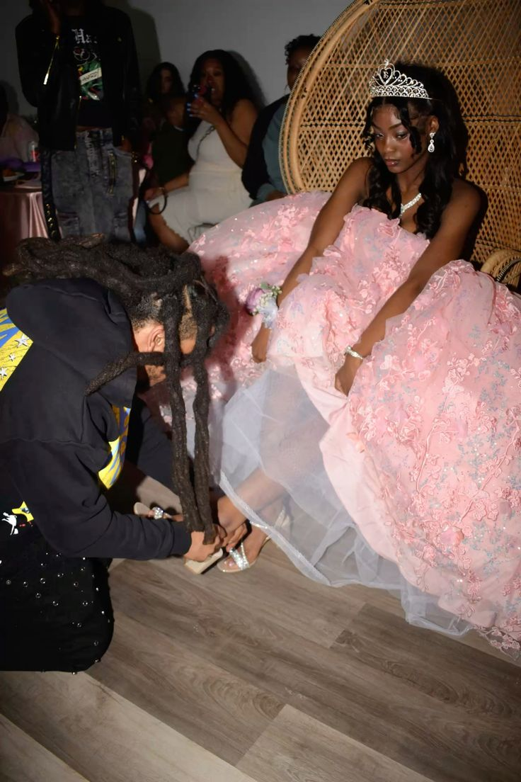 Glamorous Pink Sweetheart Neck Tulle Sequin Appliques Ball Gown Sweet 16 Dress Princess Quinceanera Dress D1439