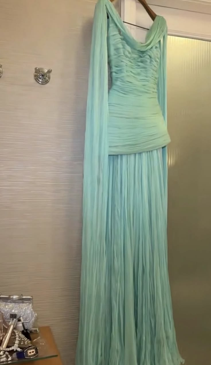 Elegant Sleeveless Green Chiffon Pleated Long Party Dress Formal Long wedding Guest Dress D4826