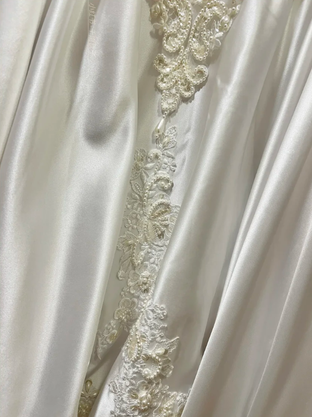 Gorgeous V Neck Satin Lace Appliques Beaded White Formal Ball Gown Long Wedding Dress Bridal Gowns D2044
