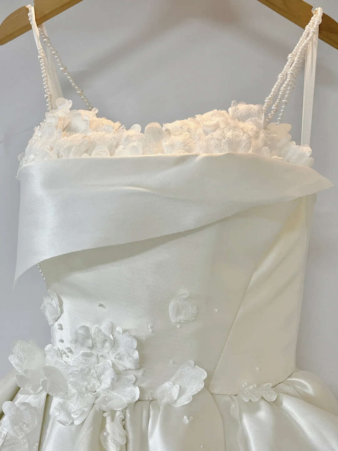 Charming Spaghetti Straps Satin Pleated Beaded Appliques White Long Wedding Dress Bridal Dress D3073