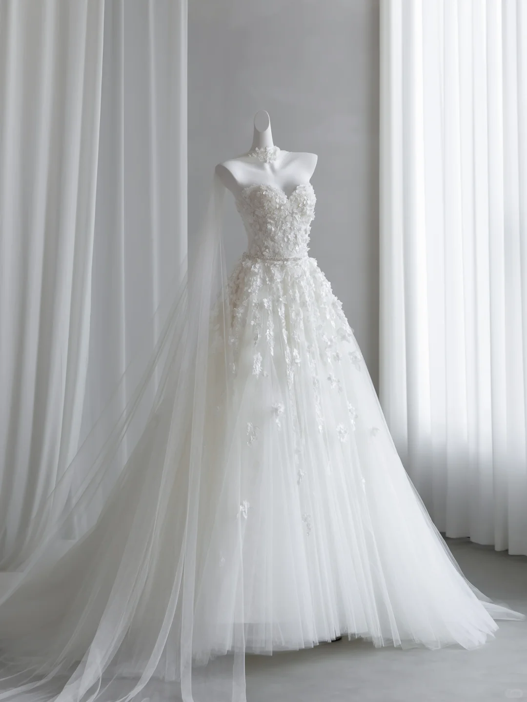 Beautiful White Tulle Lace Appliques Long Wedding Dress D5084