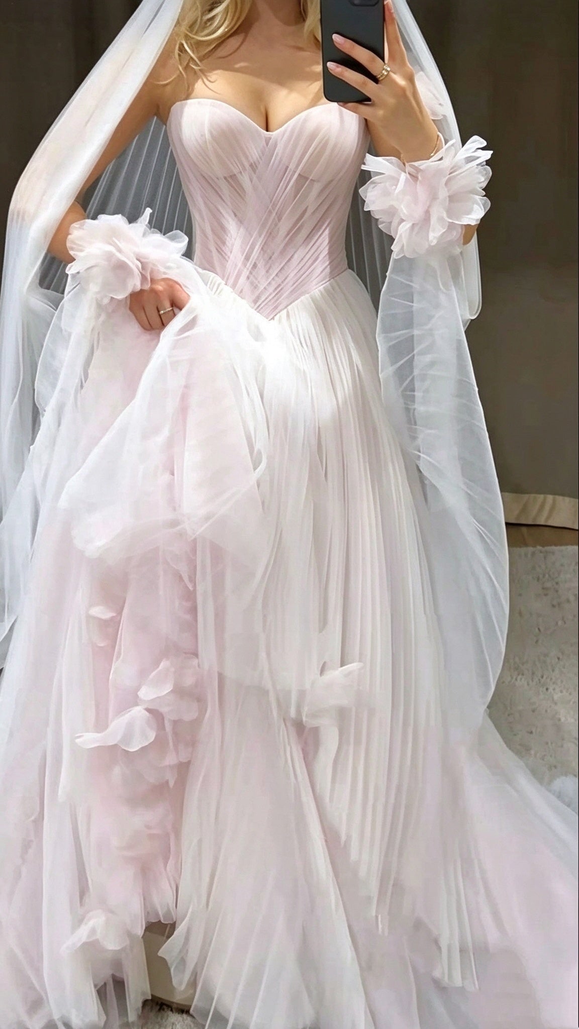 Glamorous Sweetheart Neck Pink Tulle Appliques Long Wedding Dress D5043