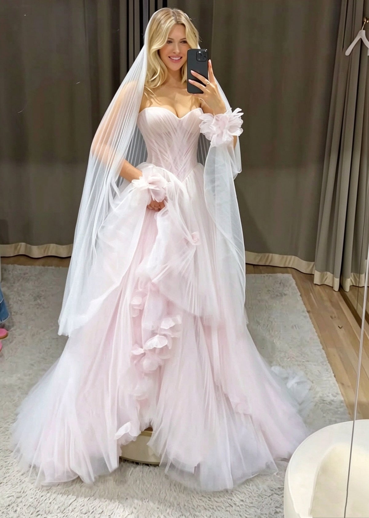Glamorous Sweetheart Neck Pink Tulle Appliques Long Wedding Dress D5043