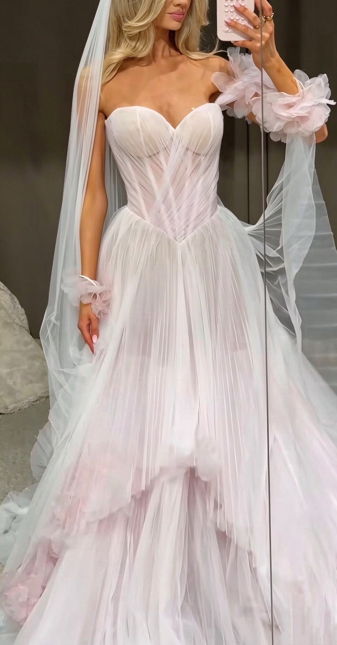 Glamorous Sweetheart Neck Pink Tulle Appliques Long Wedding Dress D5043