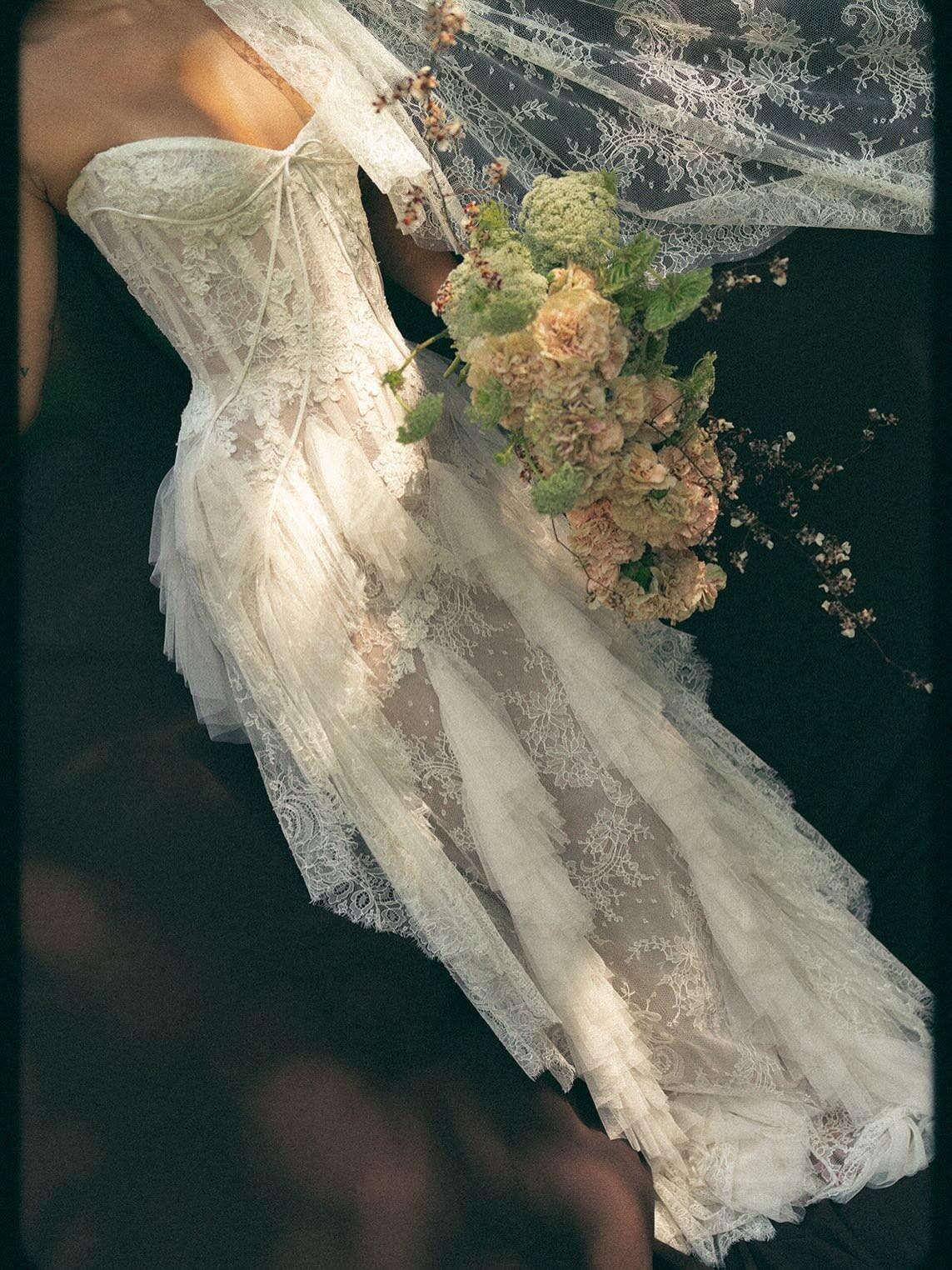 Classy Sweetheart Neck White Lace Appliques Sheath Long Wedding Dress D5068