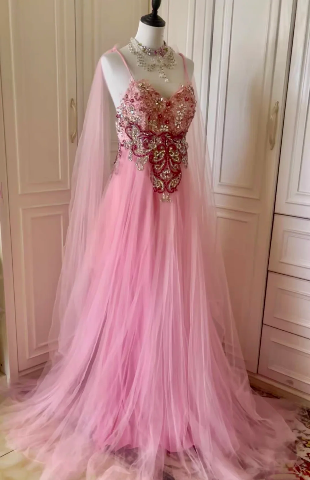 Pretty Pink Tulle Lace Appliques Beaded Evening Dress Spaghetti Straps Backless Long Prom Gown D3096
