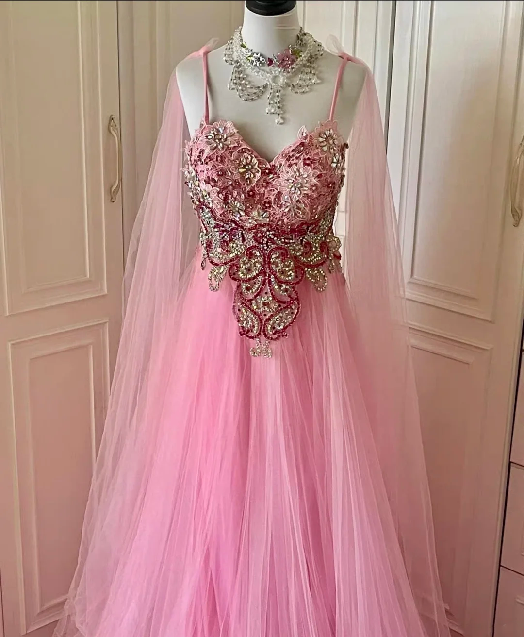 Pretty Pink Tulle Lace Appliques Beaded Evening Dress Spaghetti Straps Backless Long Prom Gown D3096