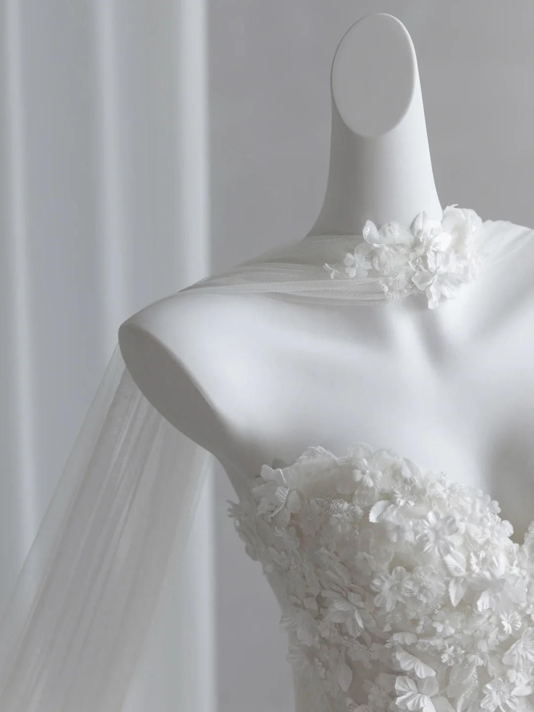Beautiful White Tulle Lace Appliques Long Wedding Dress D5084