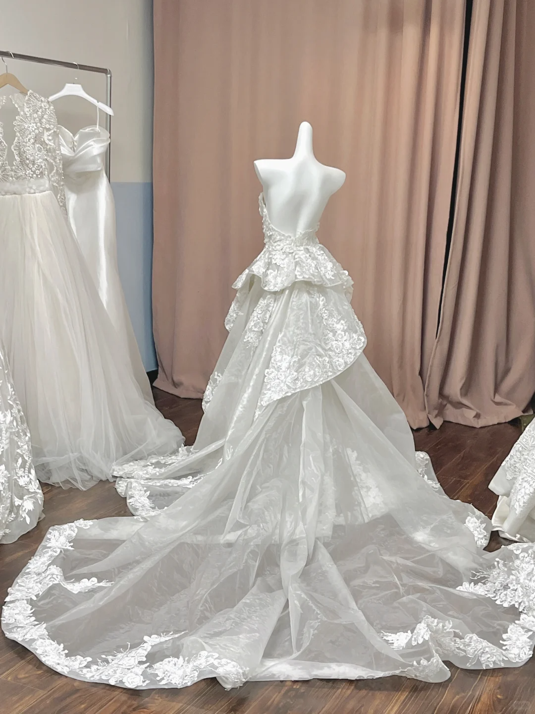 Elegant Strapless Tulle Lace Appliques Long Wedding Dress White Bridal Gowns D3072