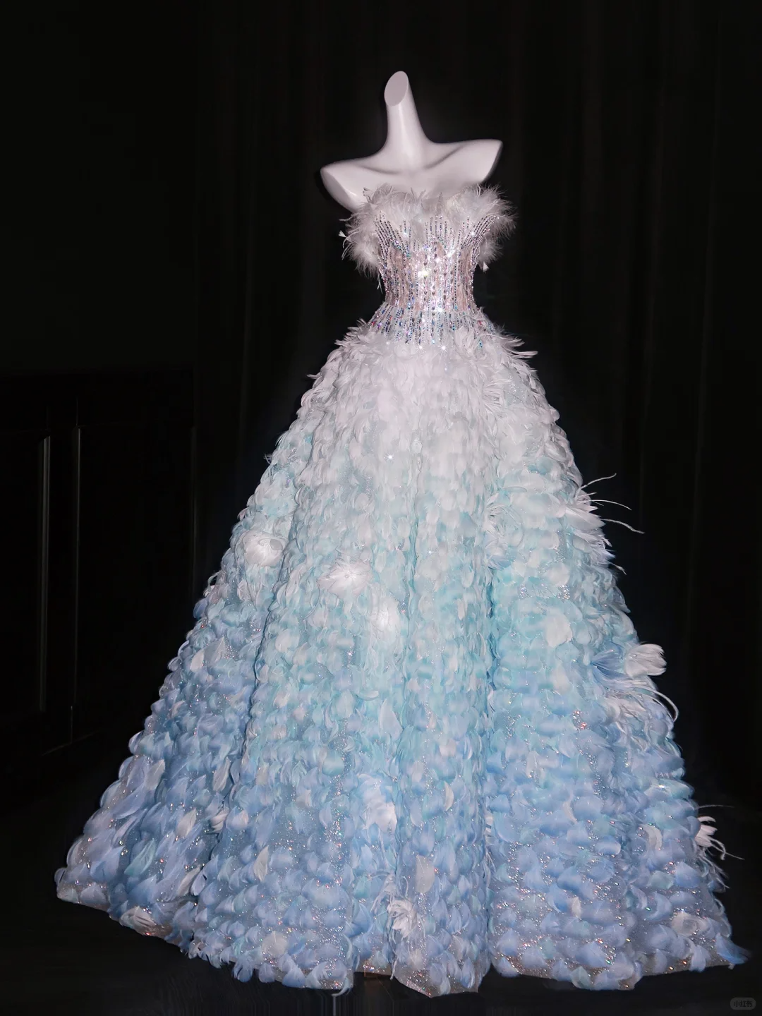 Gorgeous Strapless Tulle Beaded Ombre Feathers Wedding Dress Long Bridal Dress D3076