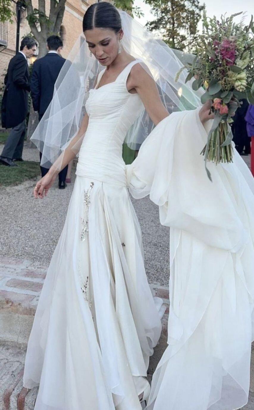 Glamorous White Spaghetti Straps Tulle Beaded Mermaid Long Wedding Dress Bridal Gown D3898