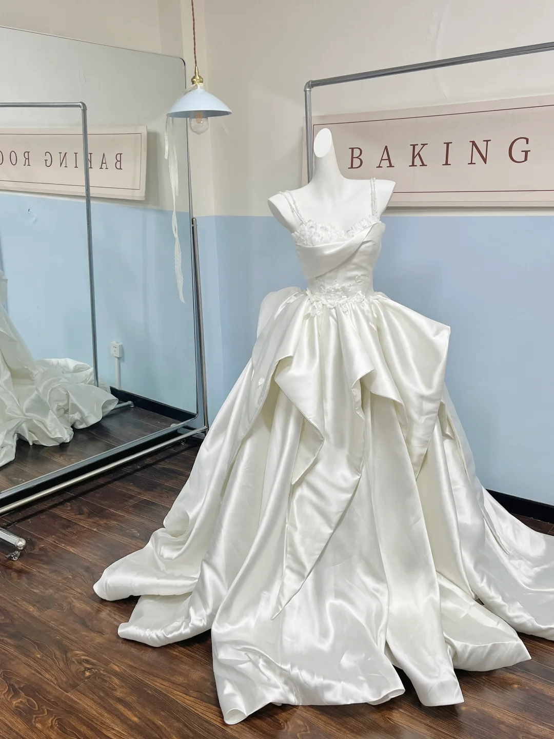 Charming Spaghetti Straps Satin Pleated Beaded Appliques White Long Wedding Dress Bridal Dress D3073
