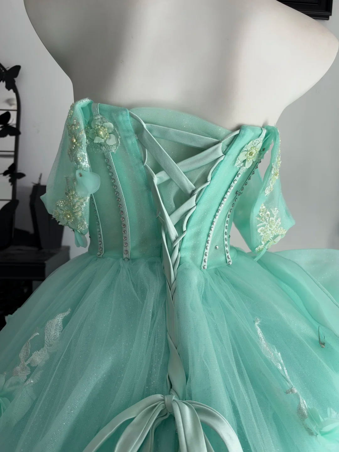 Pretty Green Quinceanera Dress Off The Shoulder Tulle Appliqued Beaded Ball Gown Sweet 15 Dress With Bow D4707