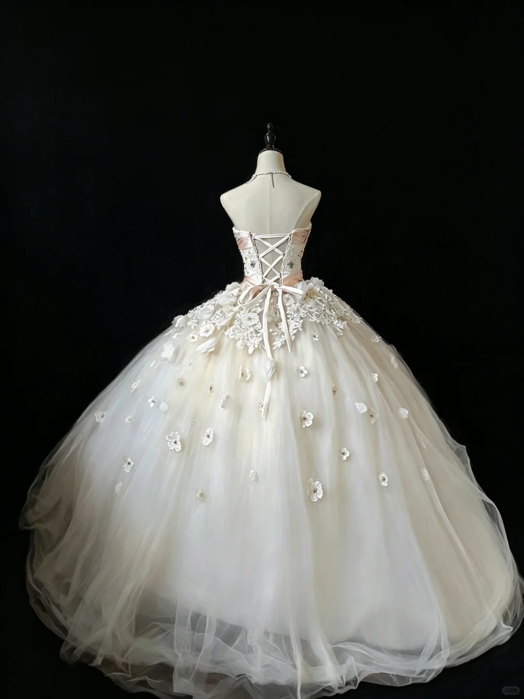 Elegant Sweetheart Neck White Tulle Appliques Beaded Long Wedding Dress D5231