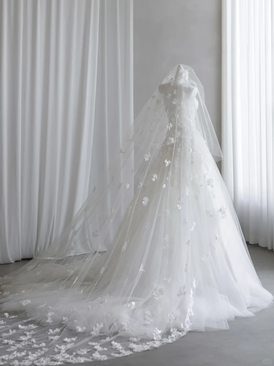Beautiful White Tulle Lace Appliques Long Wedding Dress D5084