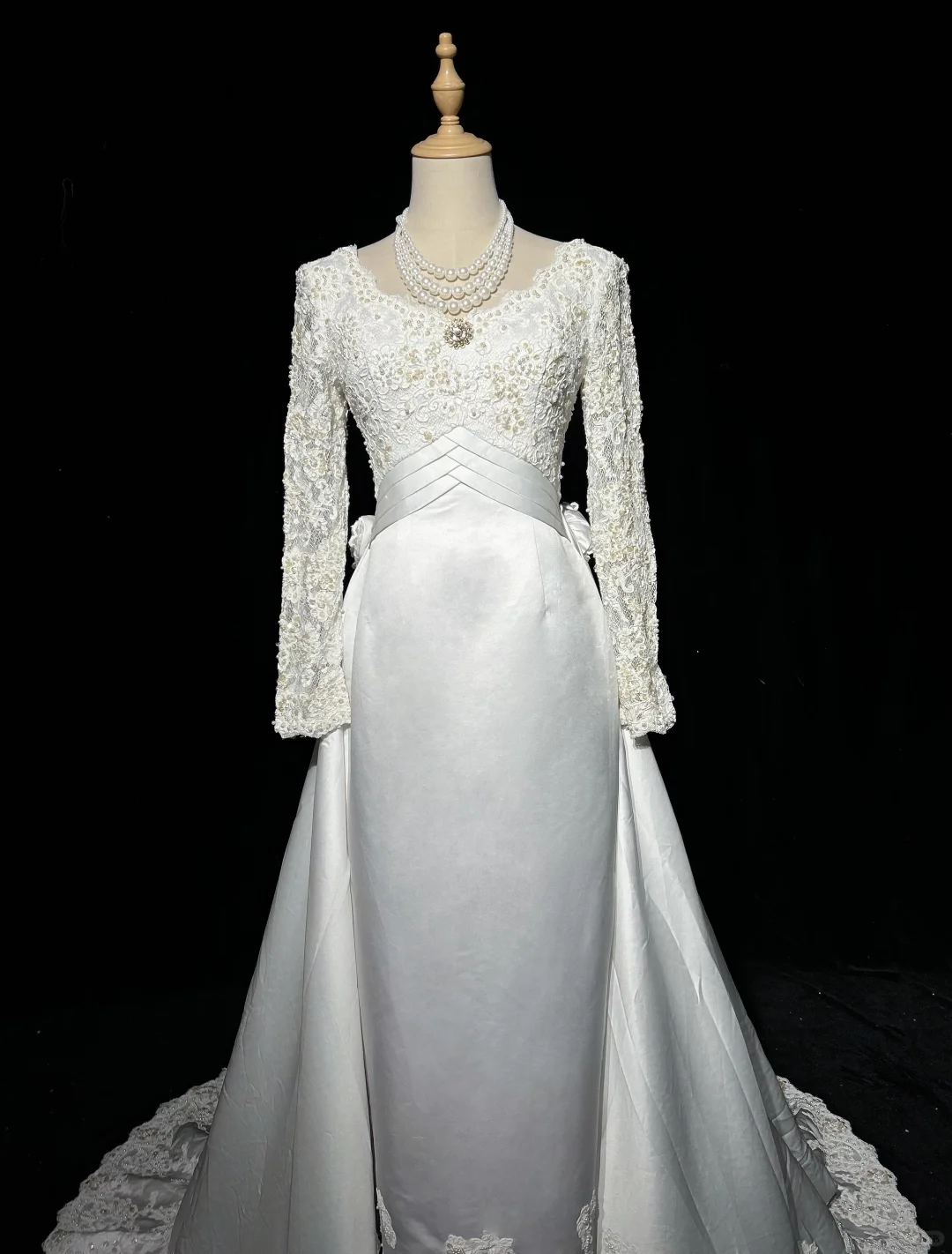 Elegant White Satin Appliques Beaded Long Wedding Dress D2834