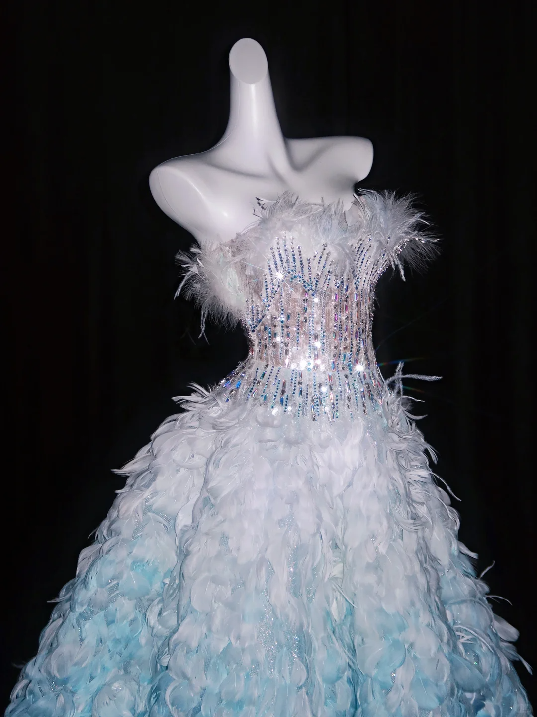 Gorgeous Strapless Tulle Beaded Ombre Feathers Wedding Dress Long Bridal Dress D3076