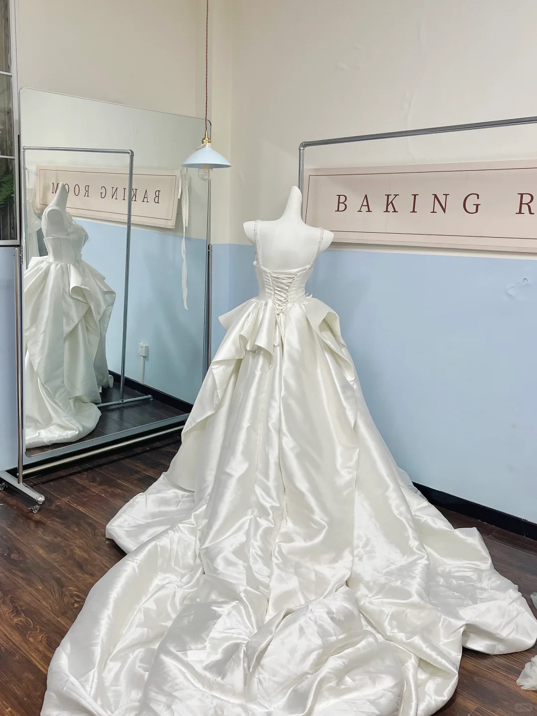 Charming Spaghetti Straps Satin Pleated Beaded Appliques White Long Wedding Dress Bridal Dress D3073