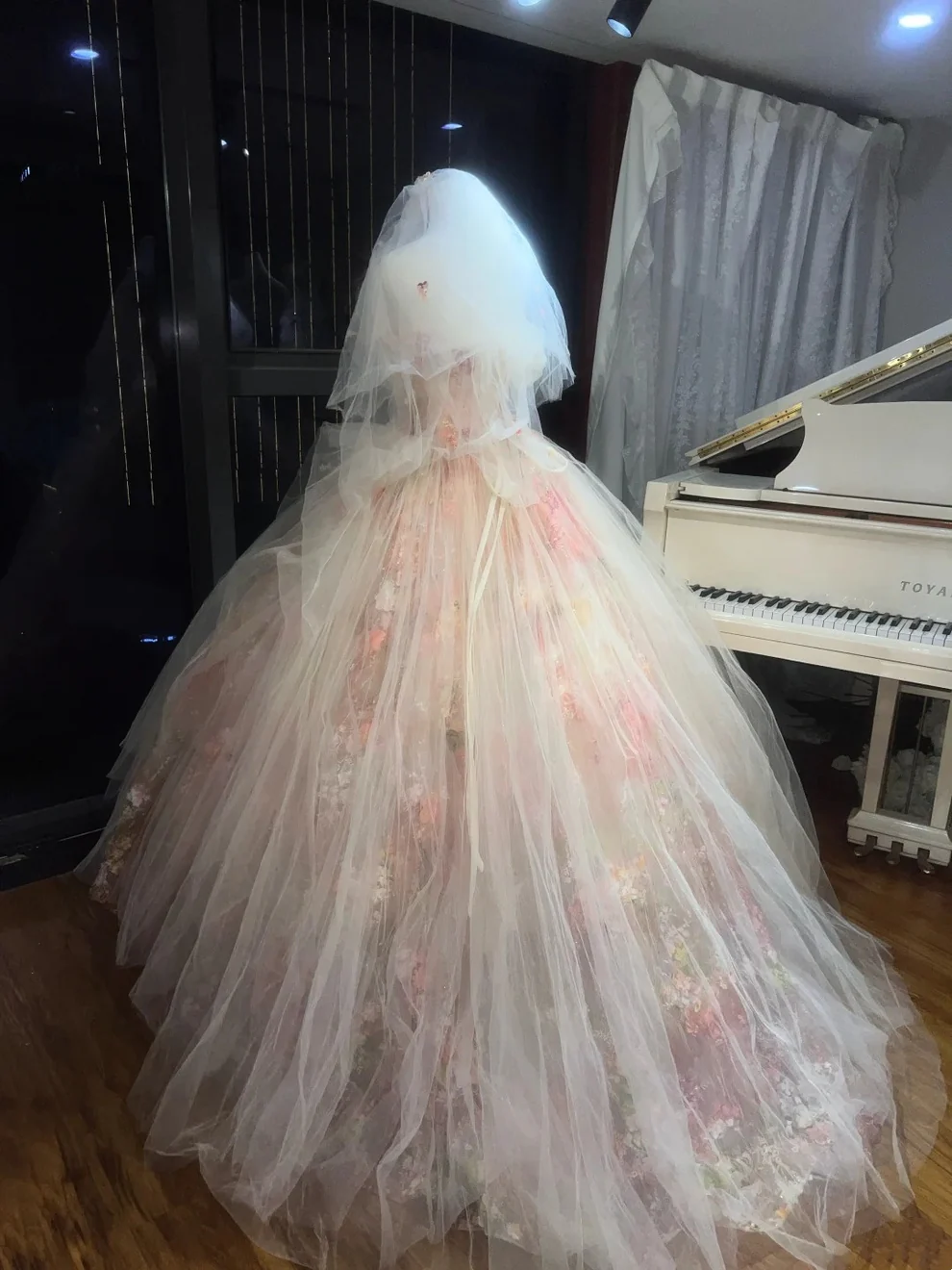 Pretty Strapless Ball Gown Tulle Floral Long Wedding Dress With Veil D1883