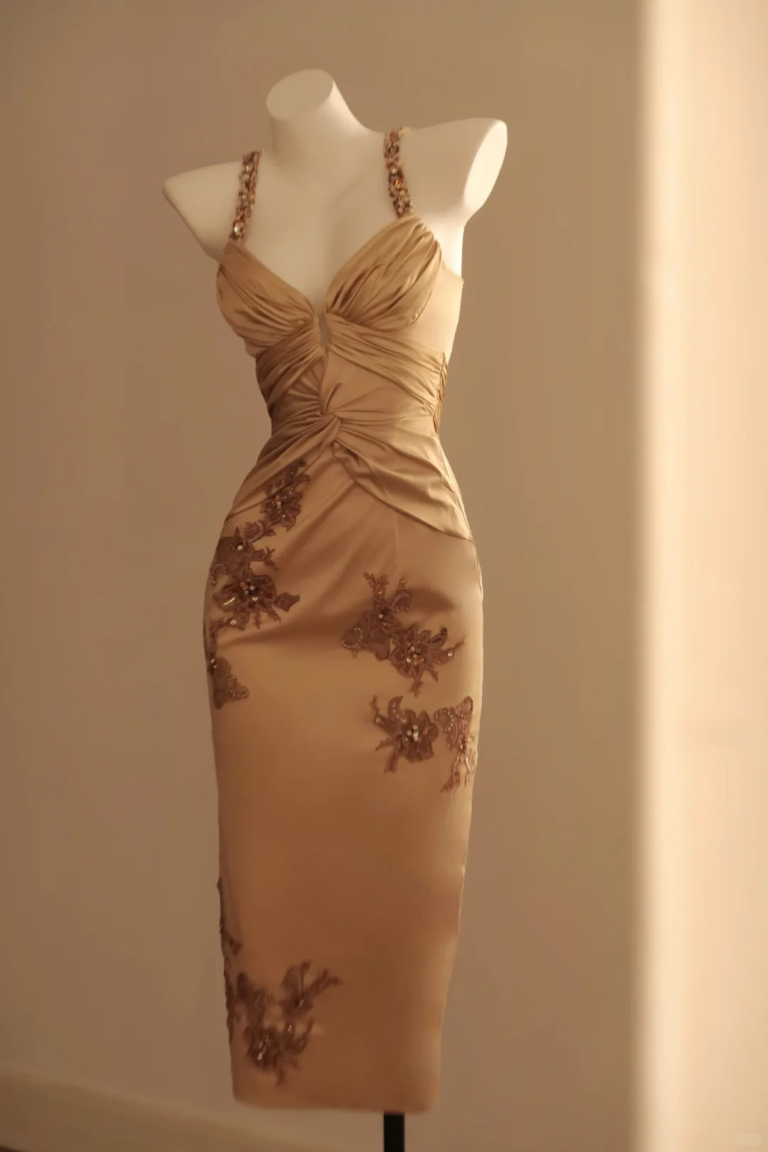 Fashion Spaghetti Straps V Neck Satin Appliques Knee Length Party Dress,Champaggne Gold Sheath Prom Gown D2762