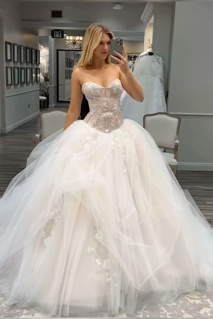 Glamorous Sweetheart Neck Ball Gown White Tulle Appliques Long Wedding Dress D4673