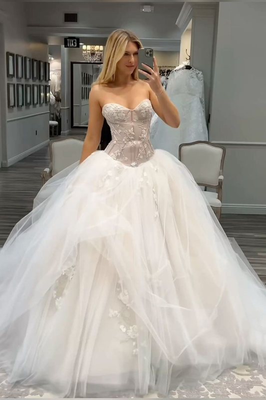 Glamorous Sweetheart Neck Ball Gown White Tulle Appliques Long Wedding Dress D4673