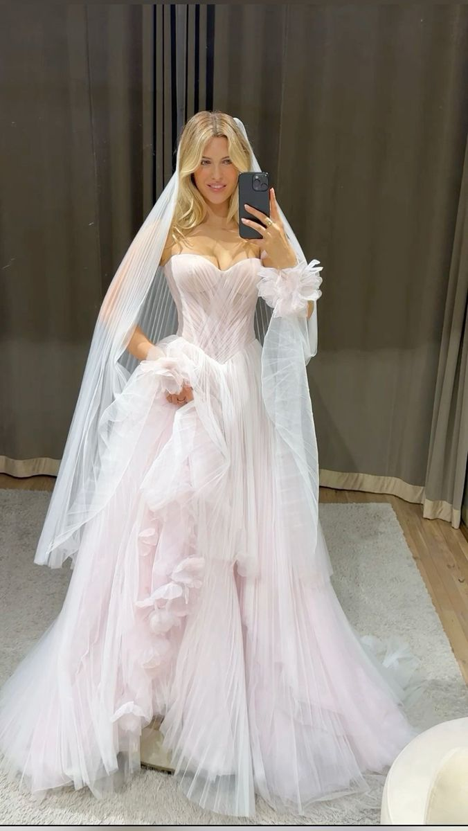 Glamorous Sweetheart Neck Pink Tulle Appliques Long Wedding Dress D5043