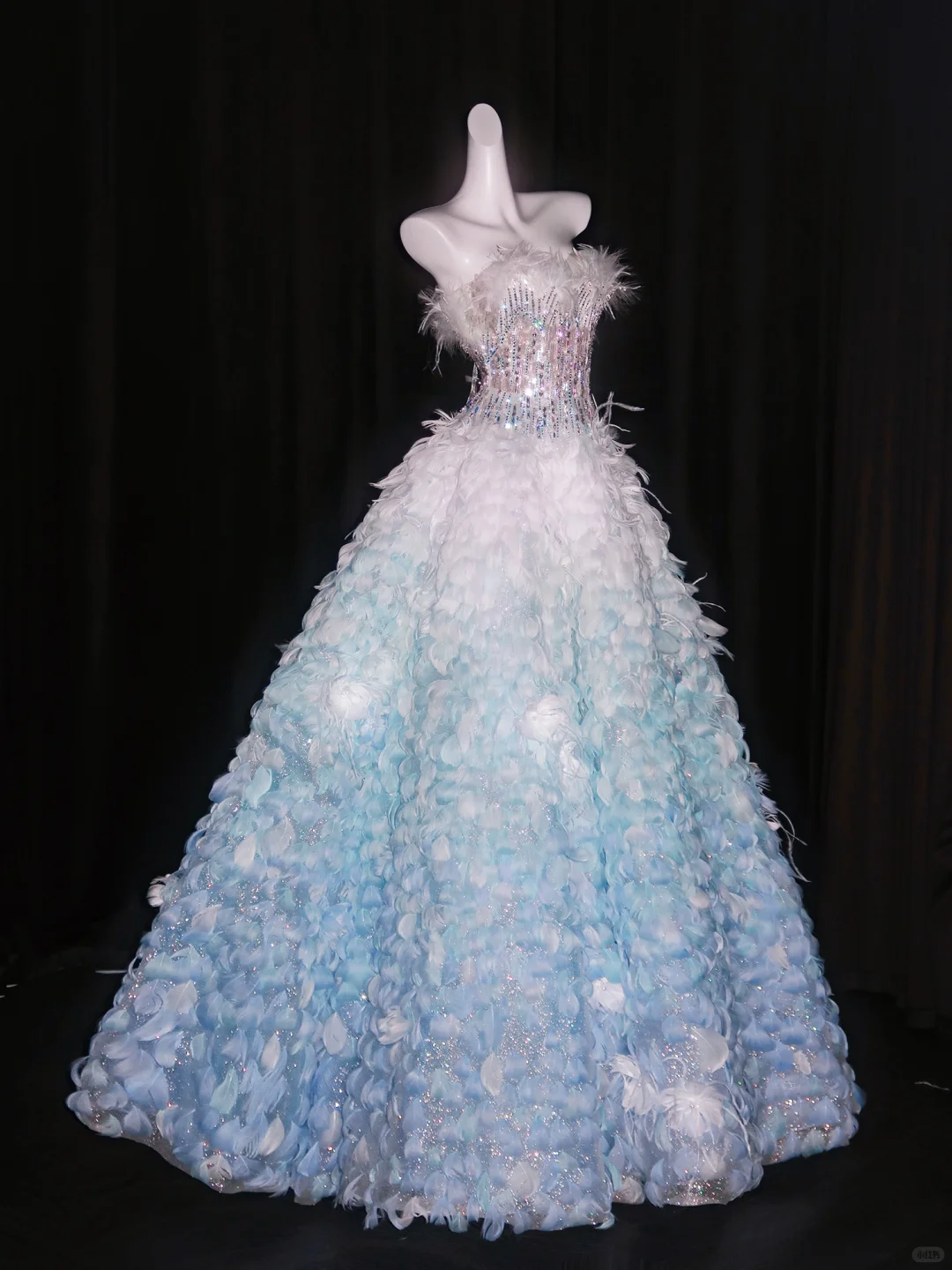 Gorgeous Strapless Tulle Beaded Ombre Feathers Wedding Dress Long Bridal Dress D3076