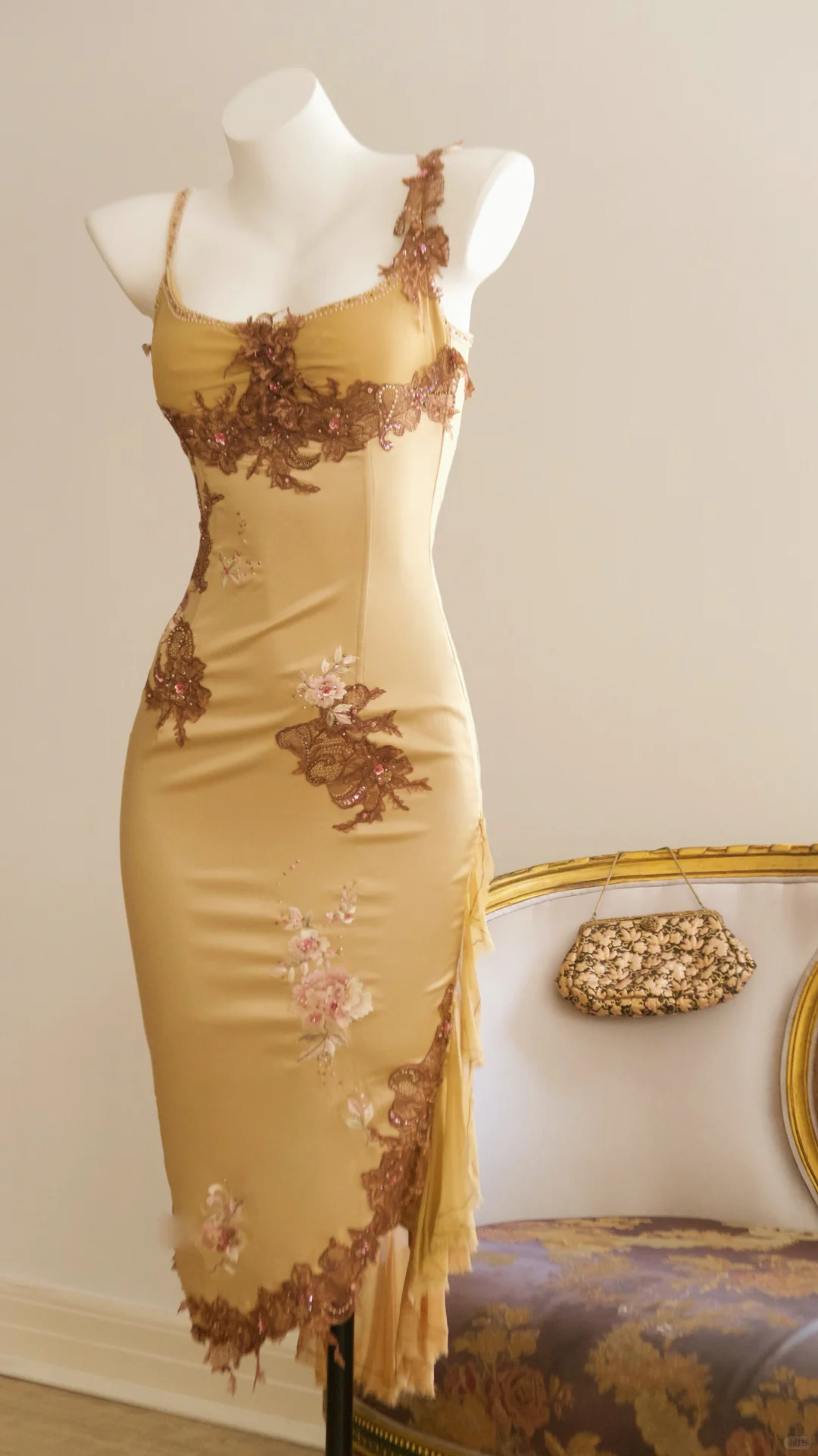 Gorgeous Gols Satin Lace Embroidery Party Dress Spaghetti Straps Sheath Knee Length Evening Gown D2757