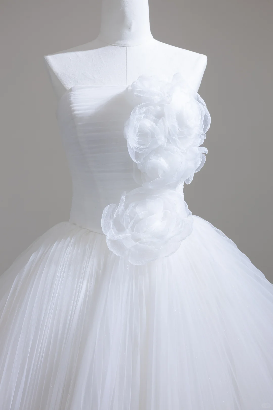 Classy Strapless White Tulle Pleated Long Wedding Dress Bridal Dress D3087