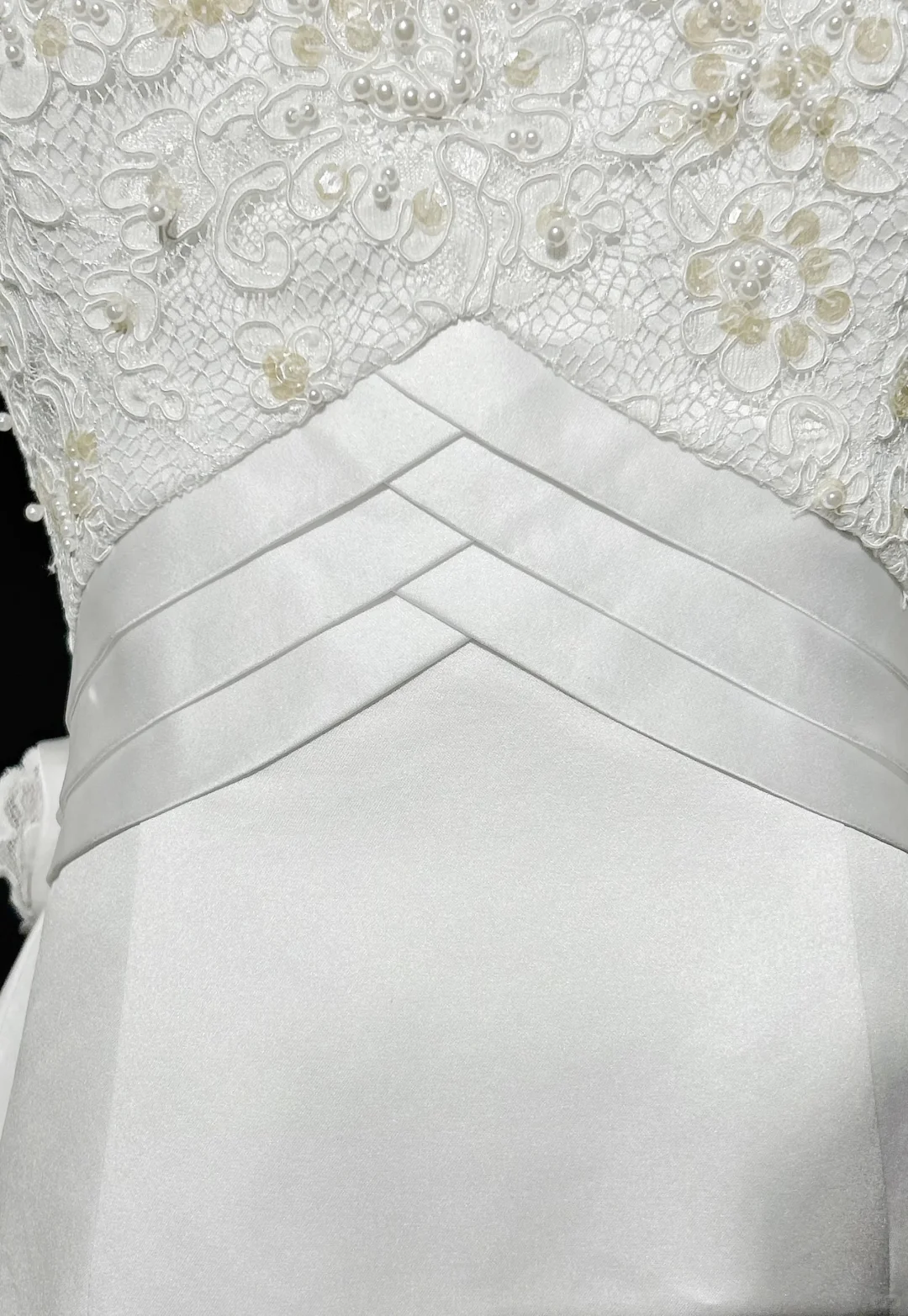 Elegant White Satin Appliques Beaded Long Wedding Dress D2834