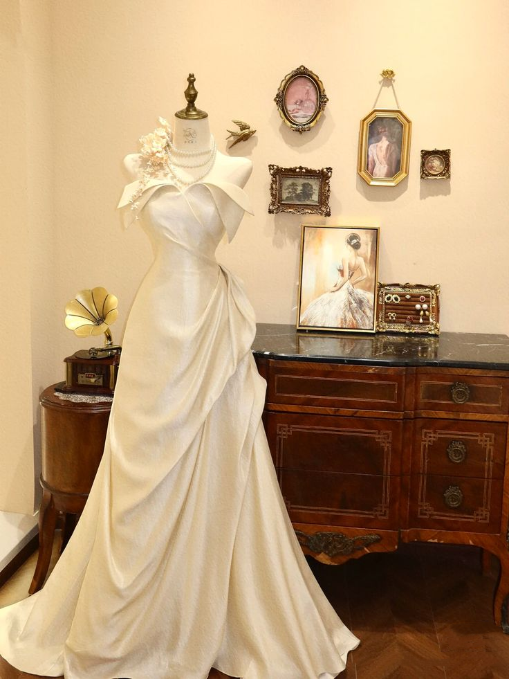 Elegant Strapless Satin Pleated White Mermaid Long Wedding Dress D1074