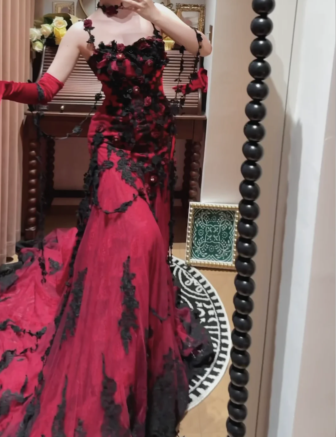 Charming Spaghetti Straps Burgundy Lace Appliques Beaded Mermaid Long Party Dress Evening Dress With Flowers D2050