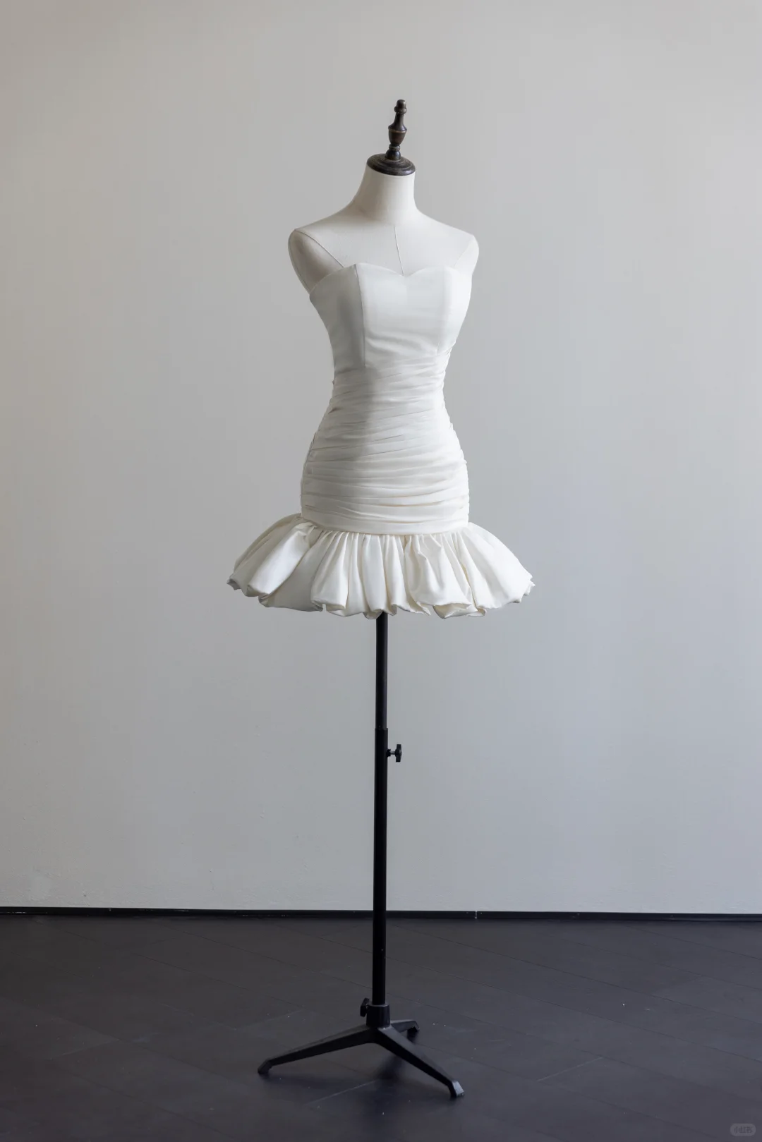 Sexy Strapless Satin Pleated Sheath Cocktail Dress,White Short 7th Grade Homecoming Dress D3067