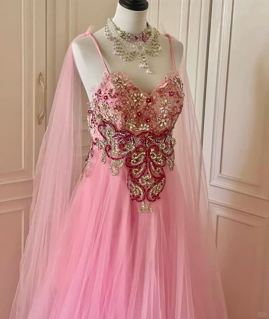 Pretty Pink Tulle Lace Appliques Beaded Evening Dress Spaghetti Straps Backless Long Prom Gown D3096