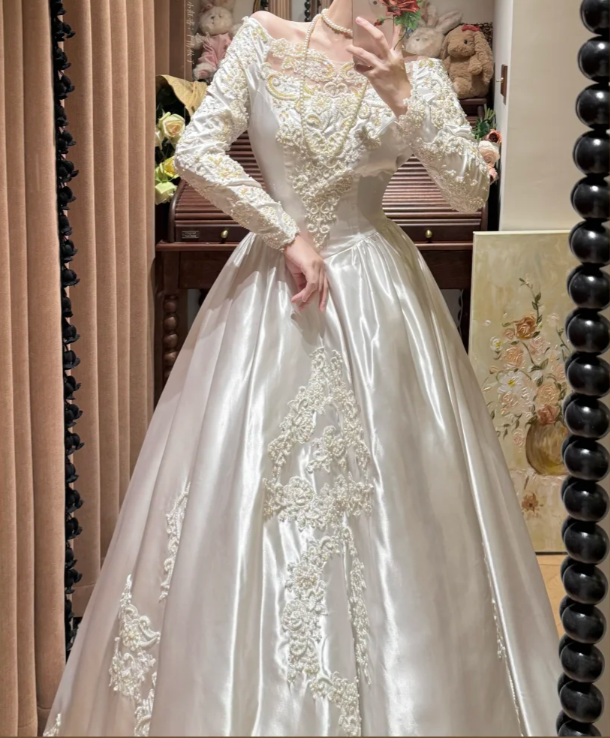 Pretty Off The Shoulder Long Sleeves Satin Lace Appliques Beaded Ball Gown White Long Wedding Dress D2036