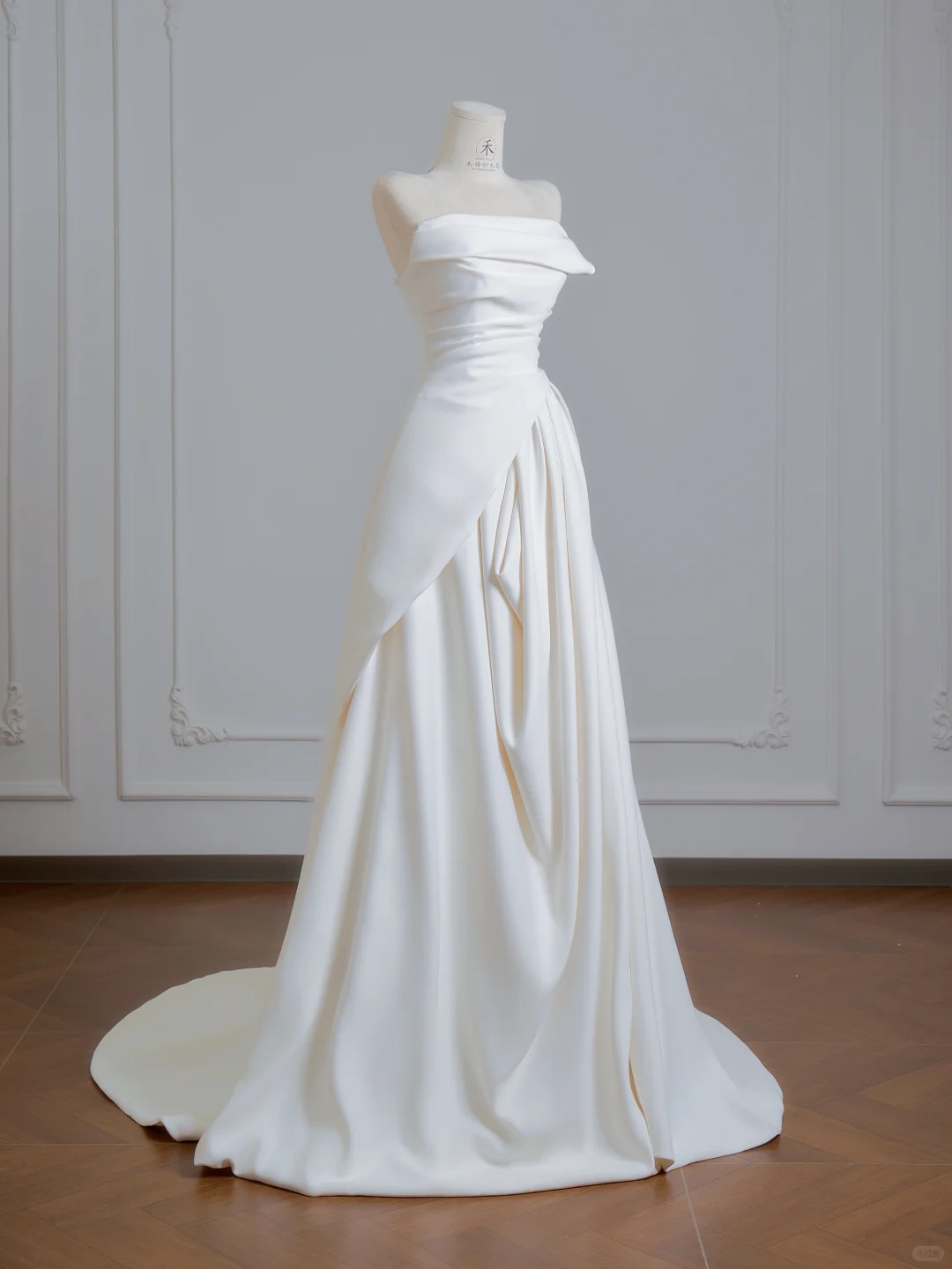 Elegant Strapless Ball Gown White Satin Pleated Long Wedding Dress D2506