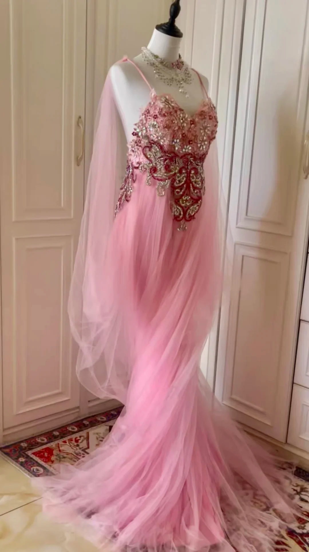 Pretty Pink Tulle Lace Appliques Beaded Evening Dress Spaghetti Straps Backless Long Prom Gown D3096