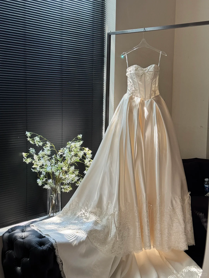 Charming Sweetheart Neck Ivory Satin Lace Appliques Long Wedding Dress D5213