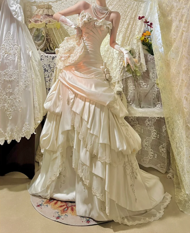 Vintage Strapless Ivory Satin Pleated Lace Appliques Mermaid Long Wedding Dress Formal Bridal Gown D2031