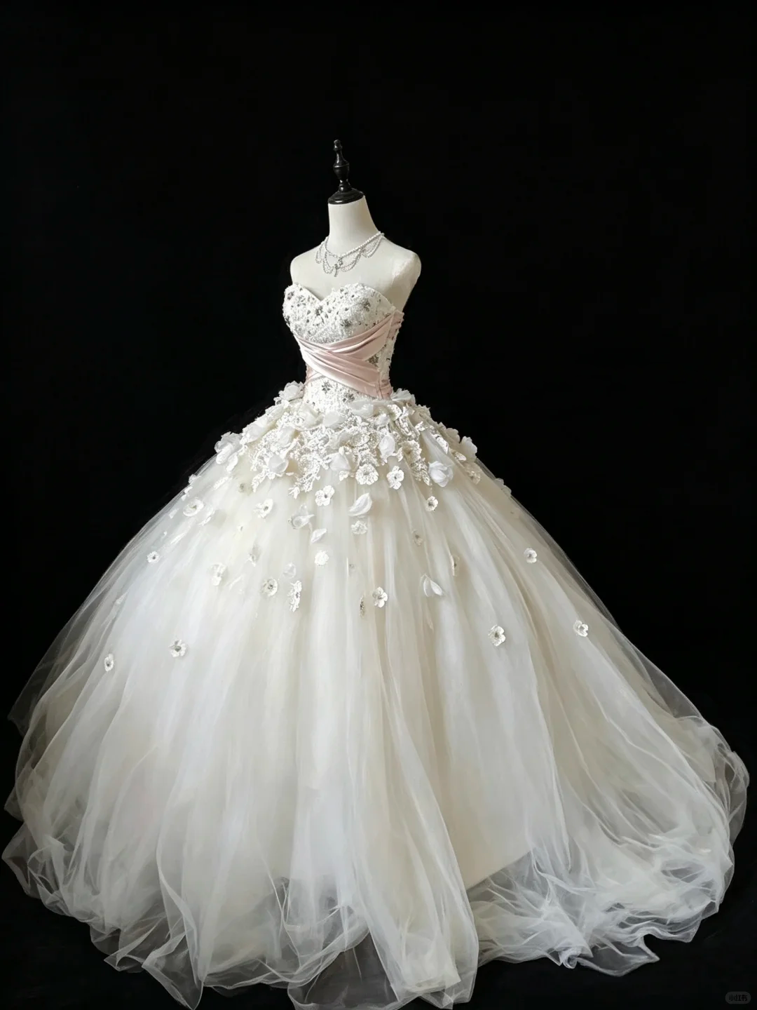 Elegant Sweetheart Neck White Tulle Appliques Beaded Long Wedding Dress D5231
