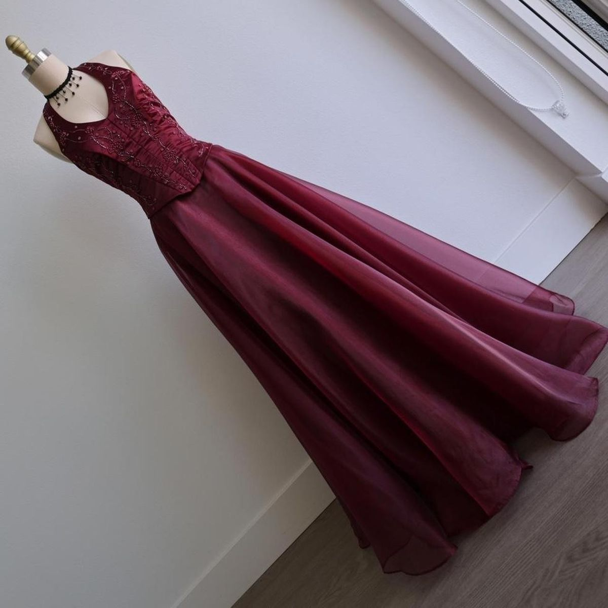 Charming Halter V Neck Burgundy Satin Tulle Beaded A Line Long Wedding Guest Dress Evening Gown D1688