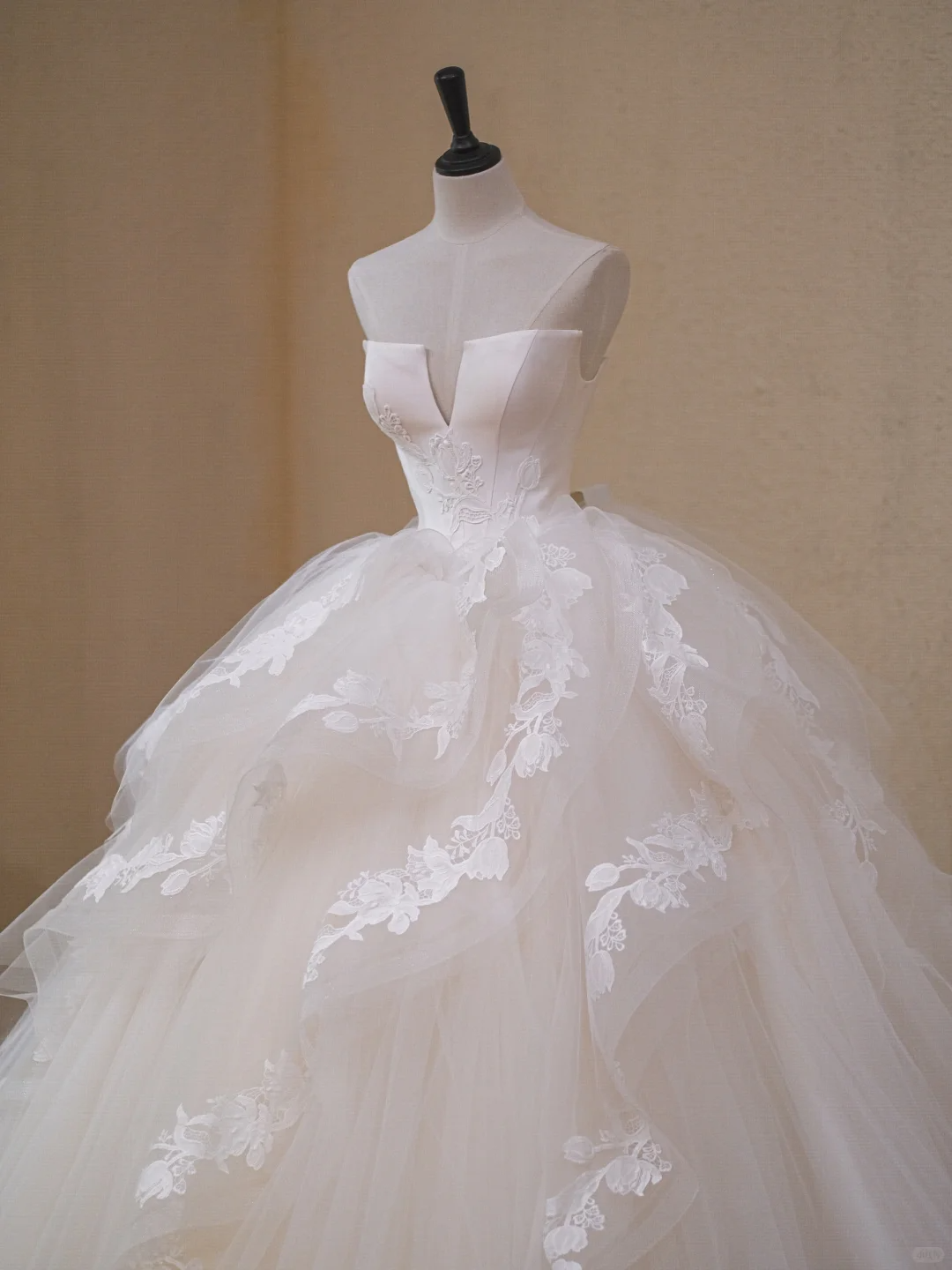 Classy Strapless White Tulle Lace Appliques Long Wedding Dress Formal Bridal Dress S910