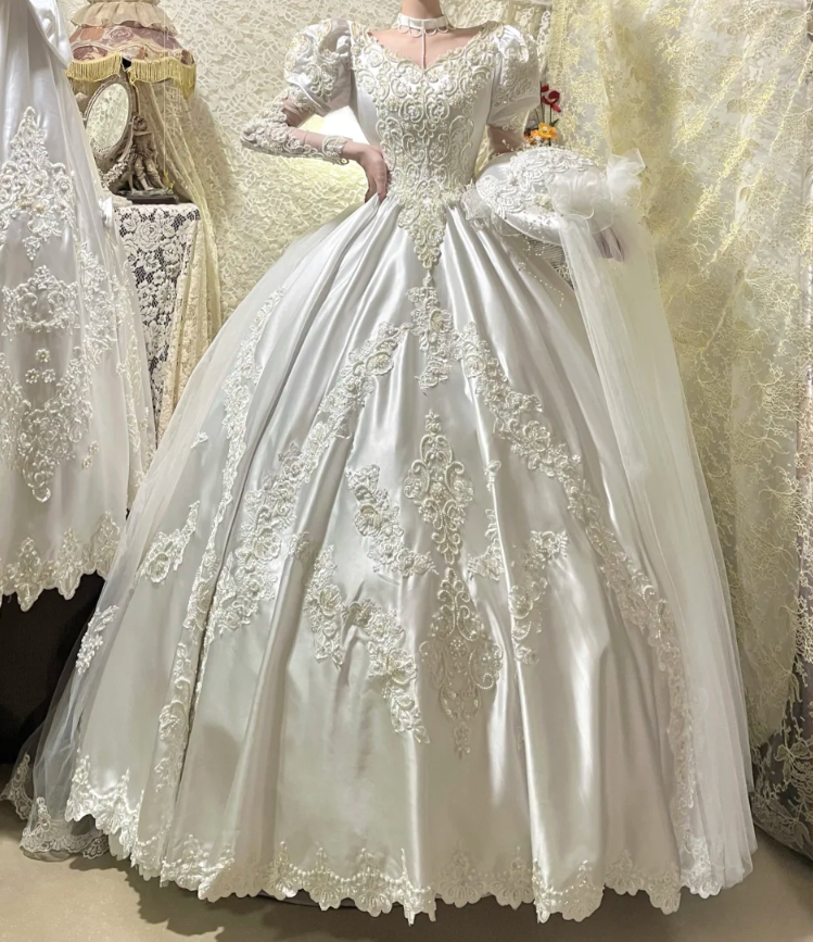 Gorgeous V Neck Satin Lace Appliques Beaded  White Formal Ball Gown Long Wedding Dress Bridal Gowns D2044