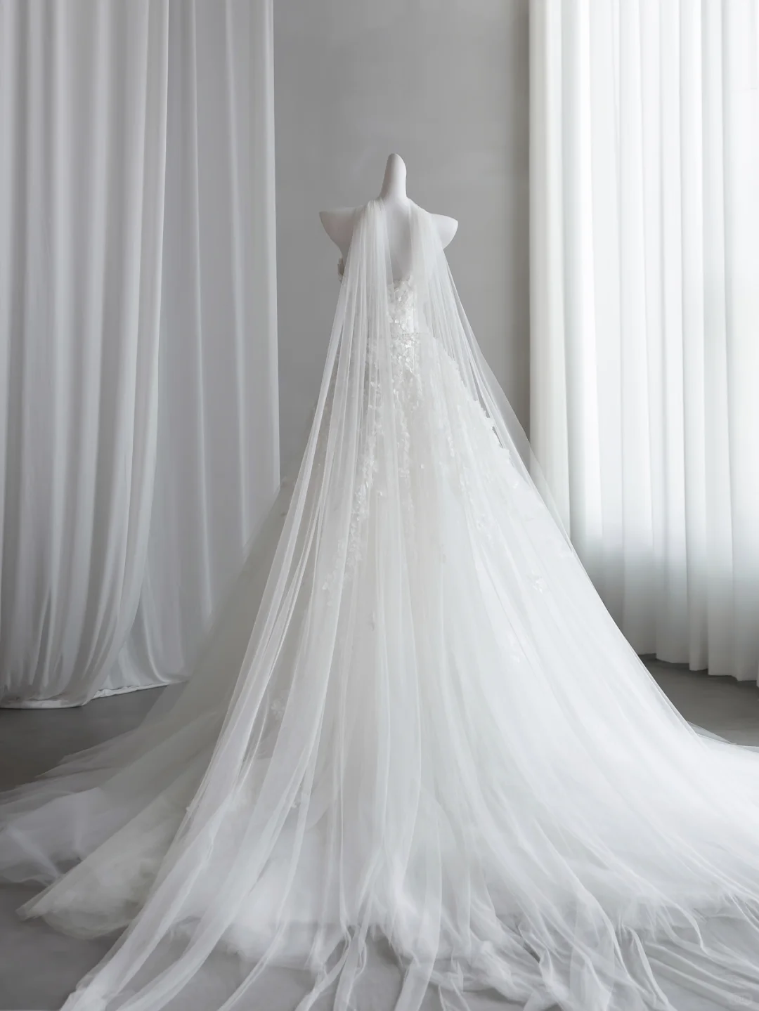 Beautiful White Tulle Lace Appliques Long Wedding Dress D5084