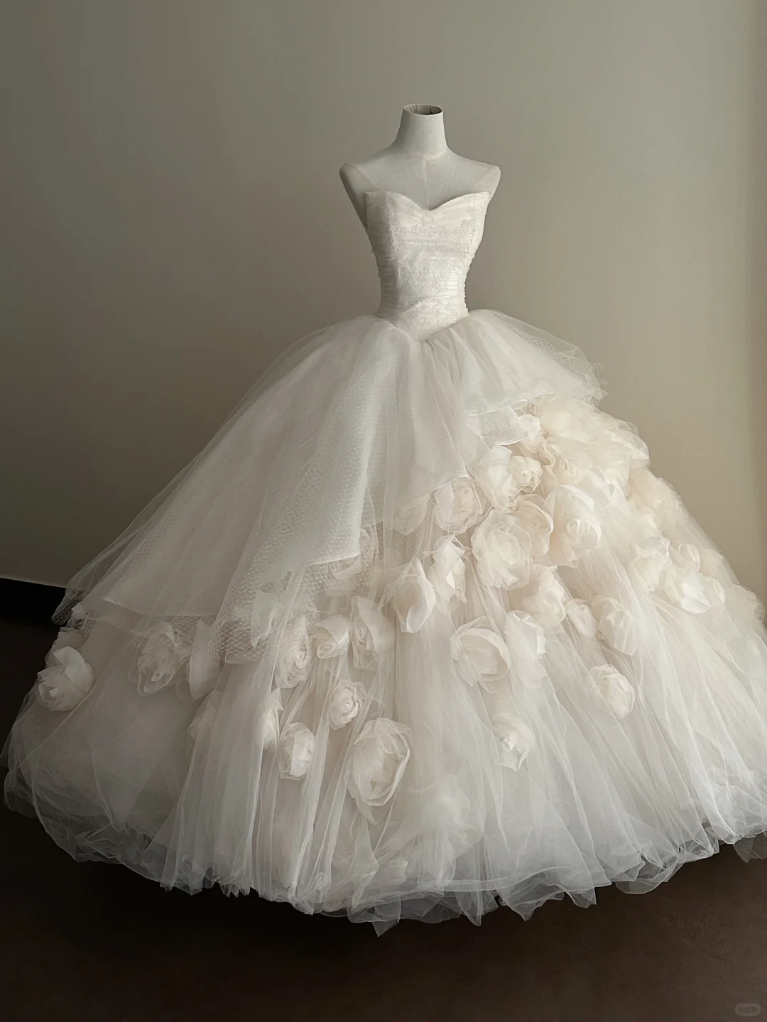Glamorous Strapless White Lace Tulle Pleated Floral Wedding Dress Long Bridal Dress D3085